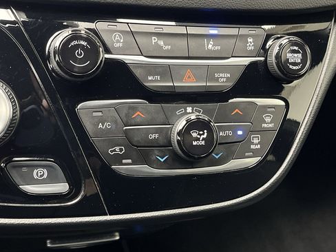 Used 2025 Chrysler Pacifica Select image 21