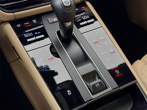 Used 2025 Porsche Macan image 22