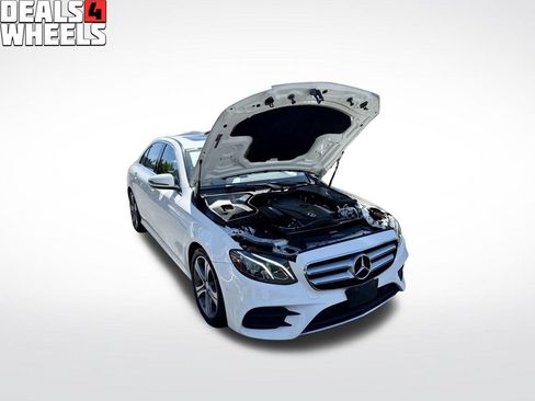 Used 2017 Mercedes-Benz E 300 4MATIC image 4