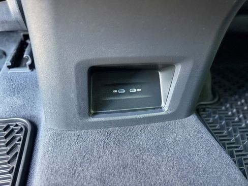 Used 2024 Volkswagen Atlas Cross Sport SE image 19