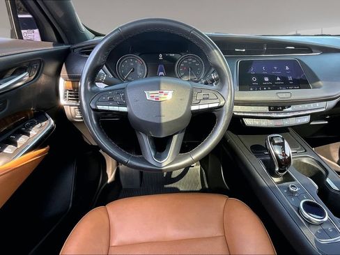 Used 2023 Cadillac XT4 Premium Luxury w/ Technology Package FWD image 5