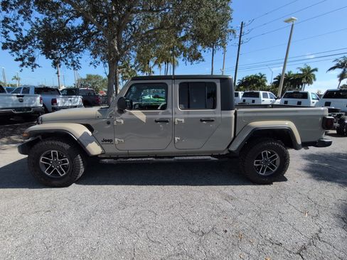 Used 2022 Jeep Gladiator Sport AWD/4WD image 8