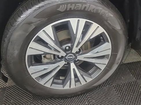 Used 2023 Nissan Rogue SV w/ SV Premium B Package image 5