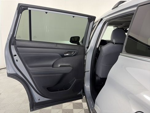 Used 2022 Toyota Highlander Bronze Edition image 12