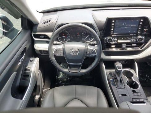 Used 2022 Toyota Highlander XLE FWD image 15