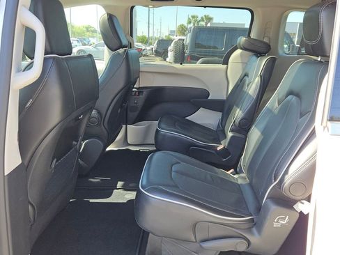 Used 2024 Chrysler Pacifica Limited FWD image 11