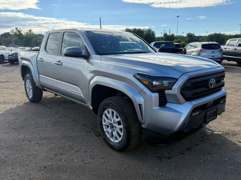 Used 2024 Toyota Tacoma SR5 AWD/4WD image 8