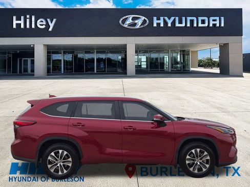 Used 2023 Toyota Highlander XLE image 3