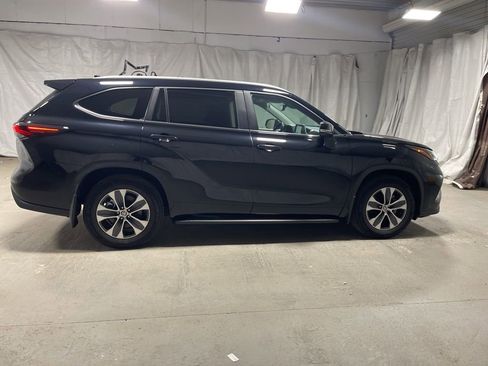 Used 2024 Toyota Highlander XLE image 8