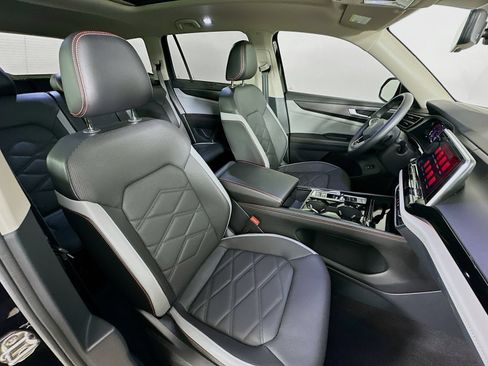 Used 2024 Volkswagen Atlas Peak Edition SEL AWD/4WD image 45