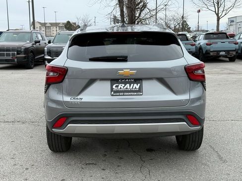 Used 2025 Chevrolet Trax LT w/ LT Convenience Package image 6