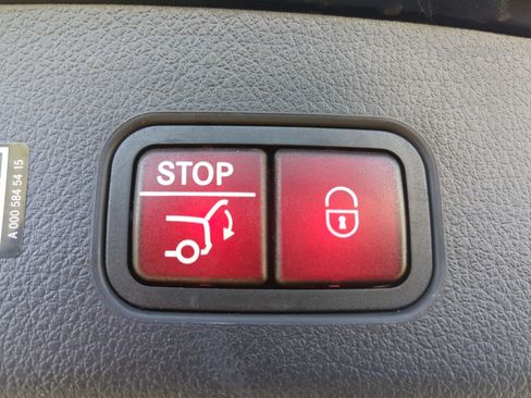 Certified 2025 Mercedes-Benz GLC 300 image 5