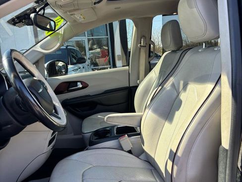 Used 2017 Chrysler Pacifica Limited w/ UConnect Theater Package FWD image 8