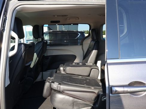 Used 2017 Chrysler Pacifica Touring-L Plus FWD image 29
