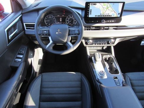 New 2025 Mitsubishi Outlander SE image 10
