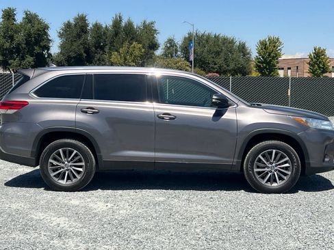 Used 2019 Toyota Highlander XLE FWD image 9