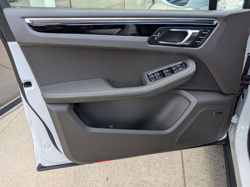 Certified 2025 Porsche Macan image 13