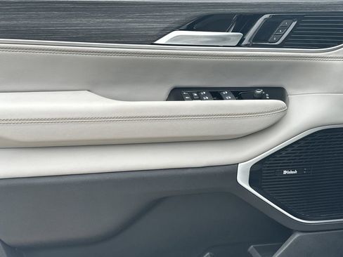 Used 2024 Jeep Wagoneer Series III w/ Premium Group I image 10