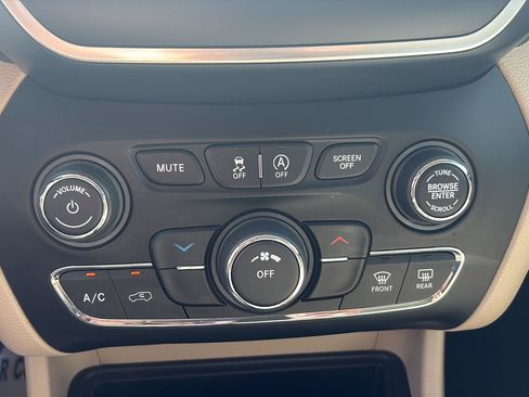 Used 2020 Jeep Cherokee Latitude w/ Cold Weather Group AWD/4WD image 25