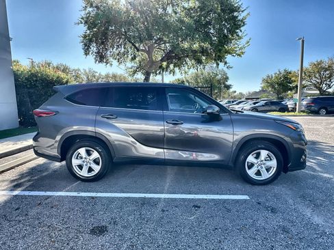 Used 2022 Toyota Highlander L image 10