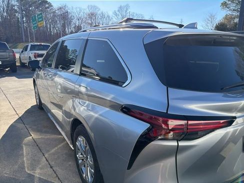 Used 2024 Toyota Sienna Platinum image 20