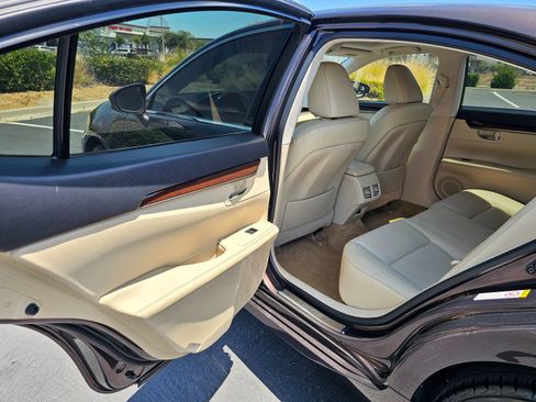 Used 2013 Lexus ES 350 w/ Premium Pkg FWD image 17