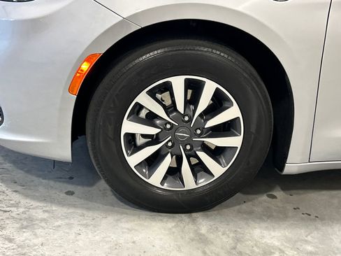 Used 2022 Chrysler Pacifica Touring-L image 11