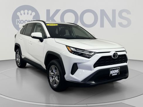 Used 2025 Toyota RAV4 XLE AWD/4WD image 10