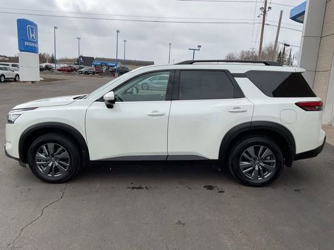 Used 2024 Nissan Pathfinder SV w/ SV Premium Package image 8