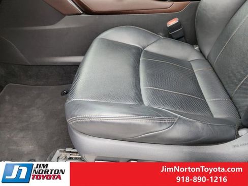 Used 2023 Toyota Venza Limited image 27