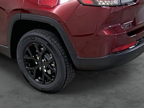 New 2025 Jeep Grand Cherokee Altitude image 9