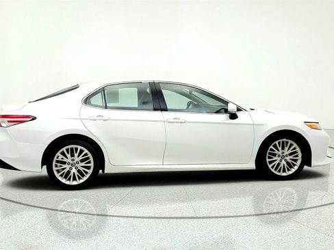 Used 2018 Toyota Camry XLE FWD image 4