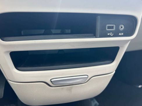 Used 2019 Chrysler Pacifica Limited image 32