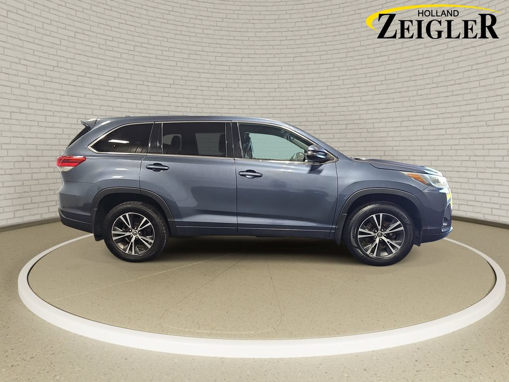 Used 2018 Toyota Highlander Plus w/ Carpet Mat Package (TMS) AWD/4WD image 4