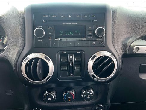 Used 2017 Jeep Wrangler Unlimited Sahara w/ Connectivity Group AWD/4WD image 31