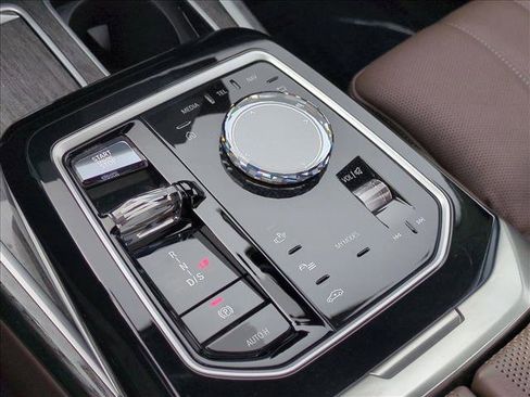 Used 2024 BMW 760i xDrive w/ Premium Package 2 image 12