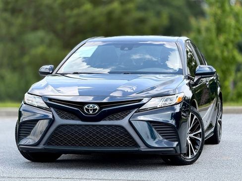 Used 2019 Toyota Camry SE FWD image 2