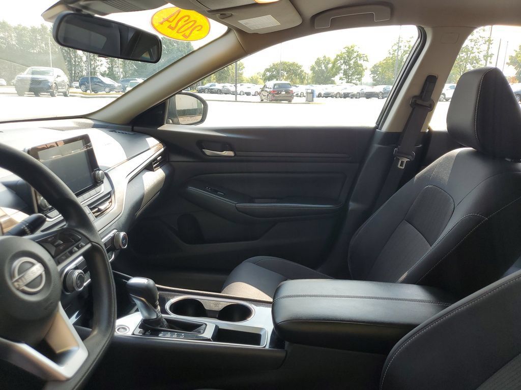 Used 2024 Nissan Altima 2.5 SV FWD image 19