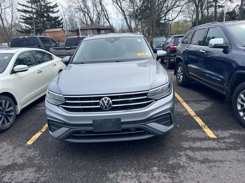 Used 2022 Volkswagen Tiguan SE image 2