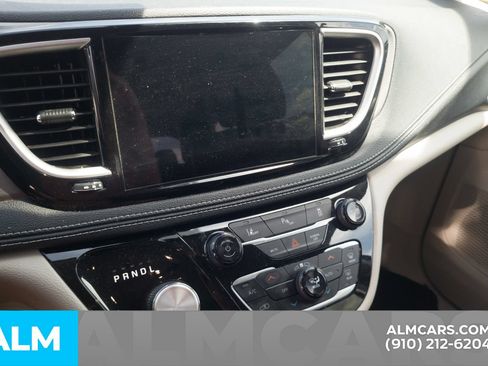 Used 2023 Chrysler Pacifica Touring-L FWD image 9