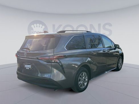 Used 2022 Toyota Sienna XLE image 7
