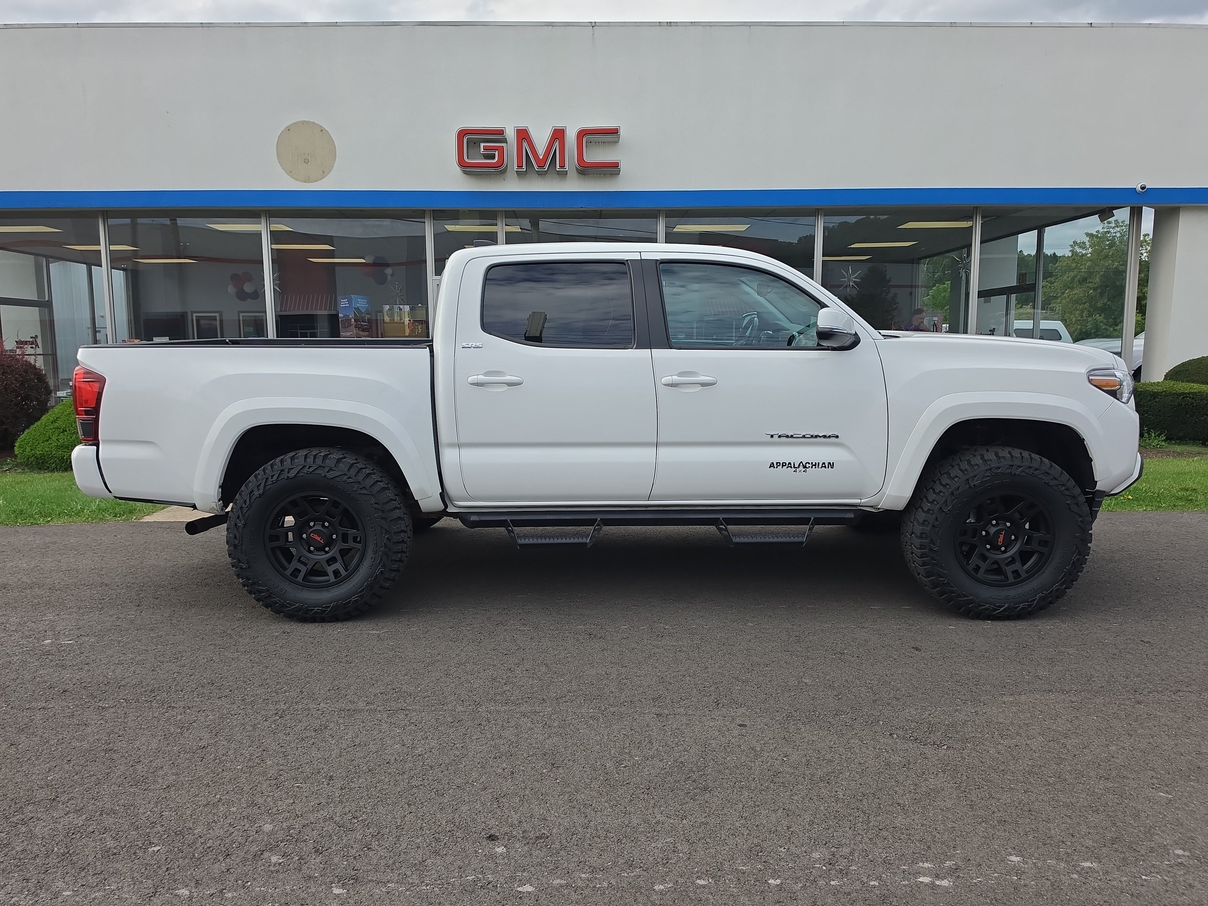 Used 2022 Toyota Tacoma SR5 w/ Technology Package AWD/4WD image 2