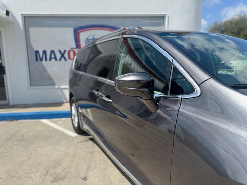 Used 2019 Chrysler Pacifica Touring-L FWD image 17
