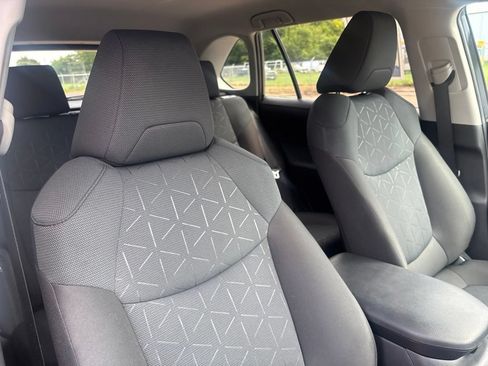Used 2025 Toyota RAV4 XLE AWD/4WD image 29