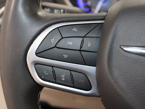 Used 2024 Chrysler Pacifica Touring-L FWD image 23
