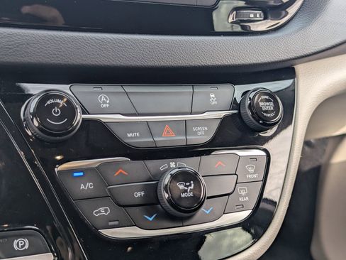 Used 2022 Chrysler Voyager LX image 21