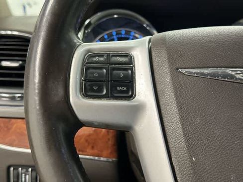 Used 2014 Chrysler Town & Country Touring FWD image 17
