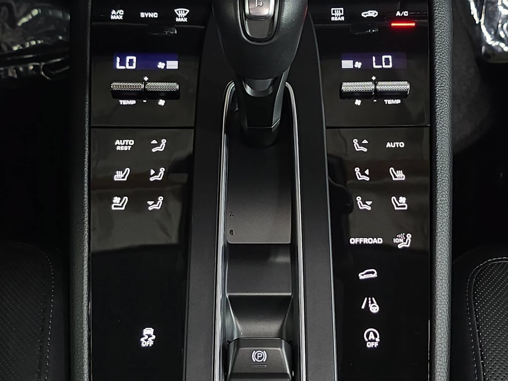 Certified 2026 Porsche Macan AWD/4WD image 19