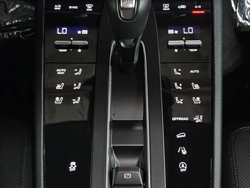 Certified 2026 Porsche Macan AWD/4WD image 19