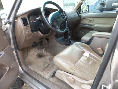 Used 2002 Toyota 4Runner SR5 AWD/4WD image 4